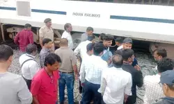 एक्सेल में घर्षण, धुआं एवं आग और तुरंत रोक दी वंदे भारत- ट्रेन में.... एक्सेल में घर्षण, धुआं एवं आग और तुरंत रोक दी वंदे भारत- ट्रेन में....