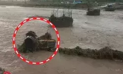 मूसलाधार बारिश से नदी में आया पानी सैलाब बहा ले गया पुल निर्माण की.... मूसलाधार बारिश से नदी में आया पानी सैलाब बहा ले गया पुल निर्माण की....