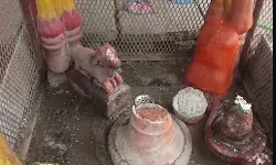 मंदिरों पर टूटा असामाजिक तत्वों का कहर- भगवान की मूर्तियां.... मंदिरों पर टूटा असामाजिक तत्वों का कहर- भगवान की मूर्तियां....