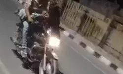 हाईवे पर चलती बाइक पर रोमांस के नाम पर बेशर्मी- बोली लड़की... हाईवे पर चलती बाइक पर रोमांस के नाम पर बेशर्मी- बोली लड़की...