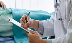 ऑपरेशन के बाद मरीज की मौत- परिजनों ने किया जमकर हंगामा ऑपरेशन के बाद मरीज की मौत- परिजनों ने किया जमकर हंगामा