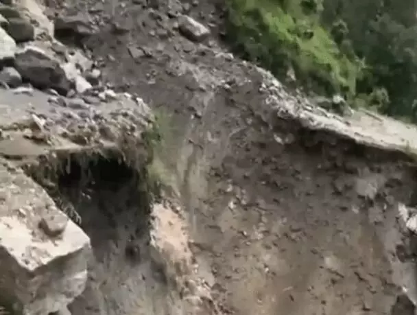 उत्तराखंड में चार धाम यात्रा पर ब्रेक- यमुनोत्री मार्ग पर बादल फटने... उत्तराखंड में चार धाम यात्रा पर ब्रेक- यमुनोत्री मार्ग पर बादल फटने...