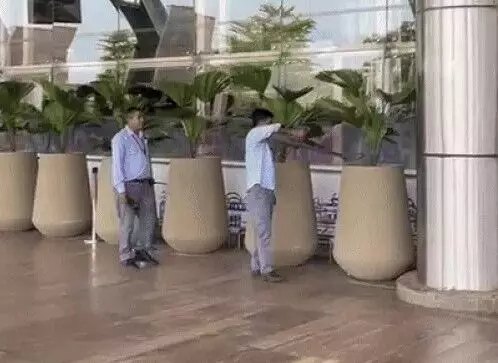 एयरपोर्ट को बम से उड़ाने की धमकी- लिखा बिल्डिंग के अंदर रखे विस्फोटक.. एयरपोर्ट को बम से उड़ाने की धमकी- लिखा बिल्डिंग के अंदर रखे विस्फोटक..
