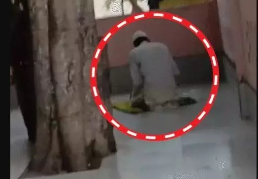 मंदिर के भीतर मुस्लिम व्यक्ति ने पढ़ी नमाज- विरोध के बाद हेड.....