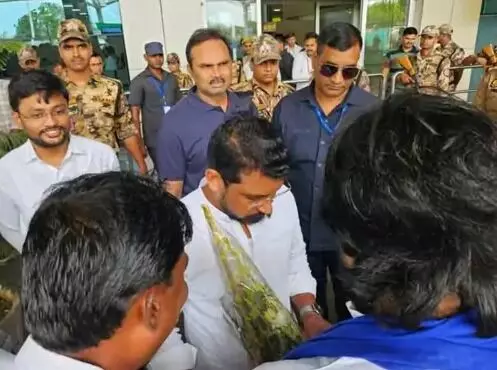 सांसद चंद्रशेखर को कौशांबी जाने से रोका- एयरपोर्ट से सर्किट हाउस भेजा