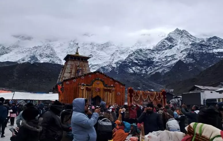 भारी बारिश का सितम हाईवे समेत कई रास्ते- हजारों श्रद्धालु  फंसे