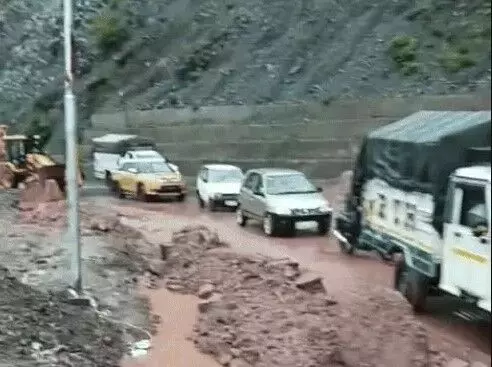 फोरलेन हाईवे पर लैंडस्लाइड- दो गाड़ियों पर गिरा पेड़