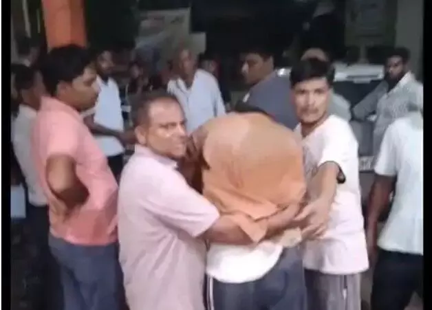 बेकाबू होकर राजबाहे में गिरी कार-पुलिस ने रेस्क्यू कर गाड़ी में फंसे..