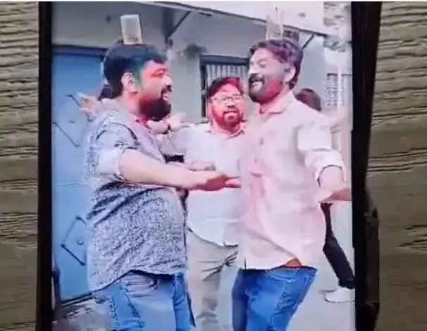 मयखाना बने दफ्तर में सिंचाई विभाग कर्मियों के ठुमके- सिर पर रखकर.. मयखाना बने दफ्तर में सिंचाई विभाग कर्मियों के ठुमके- सिर पर रखकर..