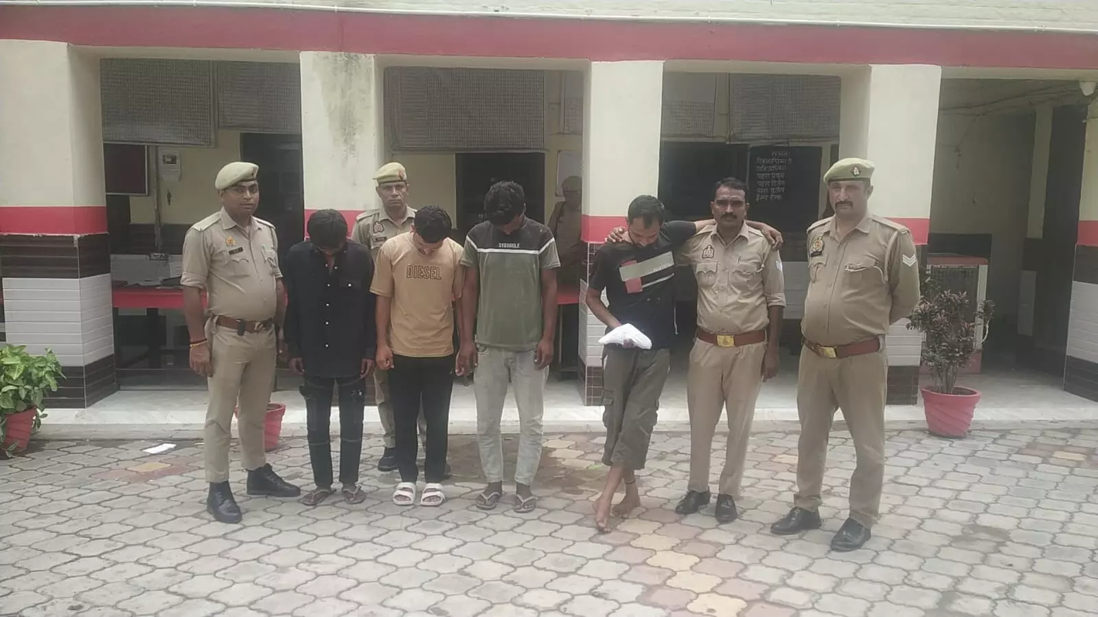 वारदात का पर्दाफाश- मुठभेड़ में बदमाश हुआ लंगड़ा- 4 अरेस्ट