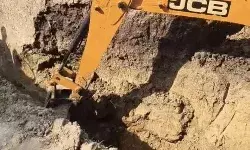 गड्ढे में मिट्टी भरते समय हादसा- एक ही परिवार के 12 लोग मिट्टी में दबे गड्ढे में मिट्टी भरते समय हादसा- एक ही परिवार के 12 लोग मिट्टी में दबे