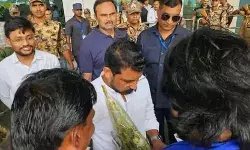 सांसद चंद्रशेखर को कौशांबी जाने से रोका- एयरपोर्ट से सर्किट हाउस भेजा सांसद चंद्रशेखर को कौशांबी जाने से रोका- एयरपोर्ट से सर्किट हाउस भेजा