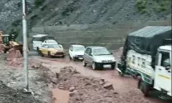 फोरलेन हाईवे पर लैंडस्लाइड- दो गाड़ियों पर गिरा पेड़ फोरलेन हाईवे पर लैंडस्लाइड- दो गाड़ियों पर गिरा पेड़