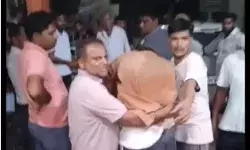 बेकाबू होकर राजबाहे में गिरी कार-पुलिस ने रेस्क्यू कर गाड़ी में फंसे.. बेकाबू होकर राजबाहे में गिरी कार-पुलिस ने रेस्क्यू कर गाड़ी में फंसे..