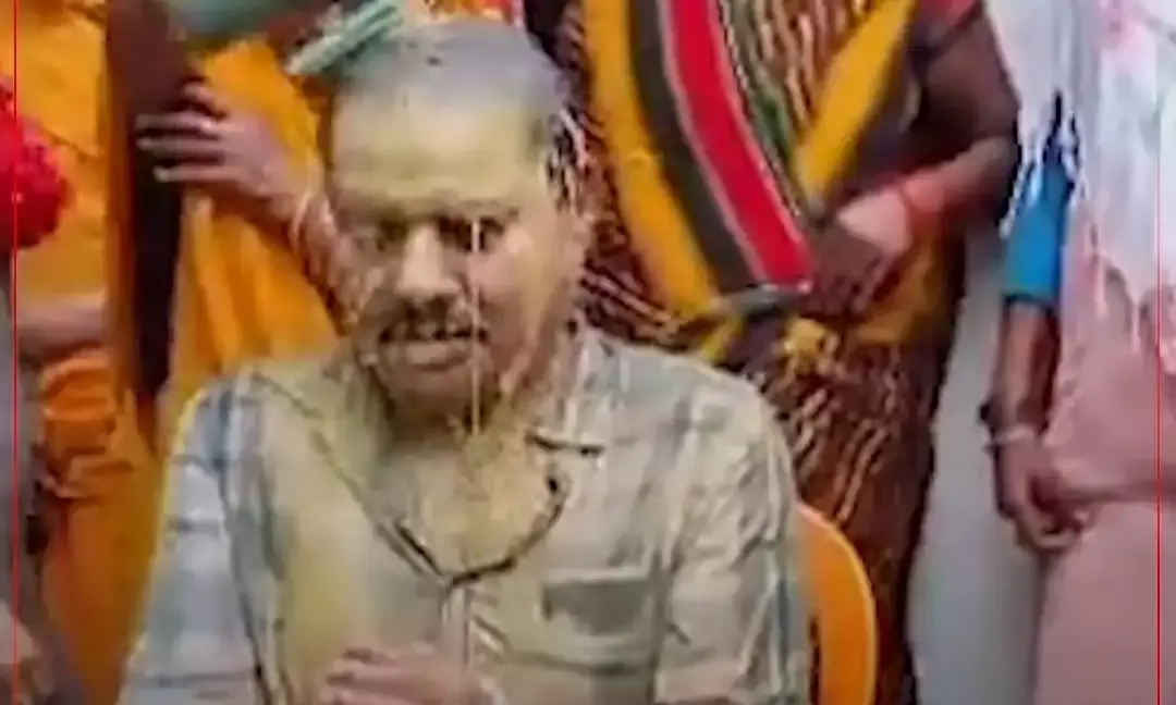 बारिश नहीं हुई तो भाजपा नेता के बांधे हाथ- पैर नहला दिया कीचड़ से...