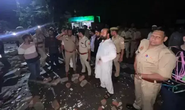 दो मंजिला बिल्डिंग में हुआ हादसा-भरभराकर गिरी यूनिफॉर्म बनाने..