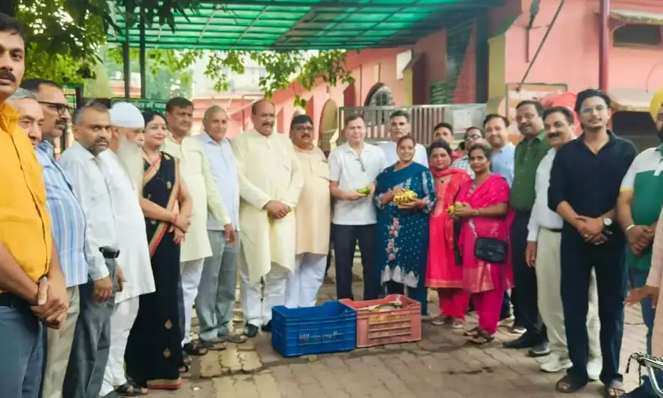 व्यापारी कल्याण दिवस पर जिला अस्पताल में किए फल वितरण