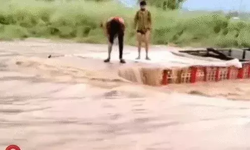 किनारे पर मौरंग भर रहा ट्रक अचानक से आए पानी में हुआ आंखों से ओझल