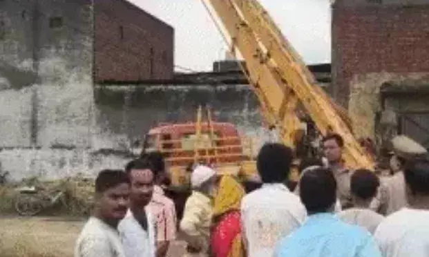 अवैध कॉलोनी गिराने पहुंचे बुलडोजर में उतरा करंट-3 झुलसे-एक की..