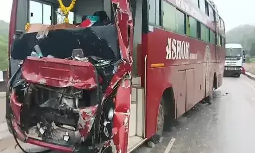 नेशनल हाईवे पर ट्रेलर के साथ हुई भिड़ंत में ट्रैवलर बस के उड़े परखच्चे