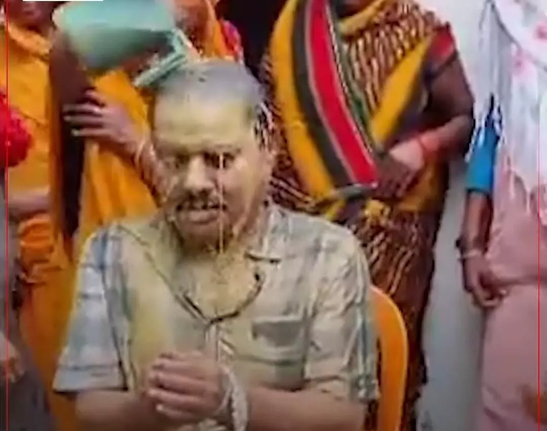 बारिश नहीं हुई तो भाजपा नेता के बांधे हाथ- पैर नहला दिया कीचड़ से...