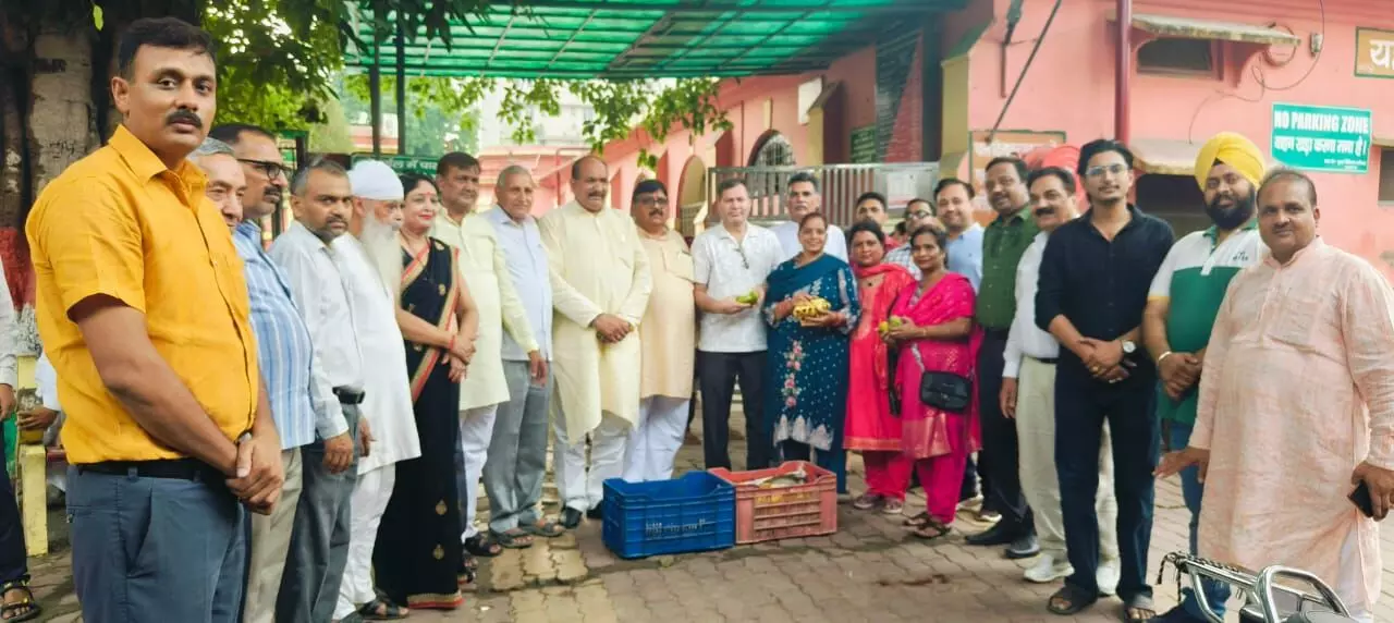 व्यापारी कल्याण दिवस पर जिला अस्पताल में किए फल वितरण