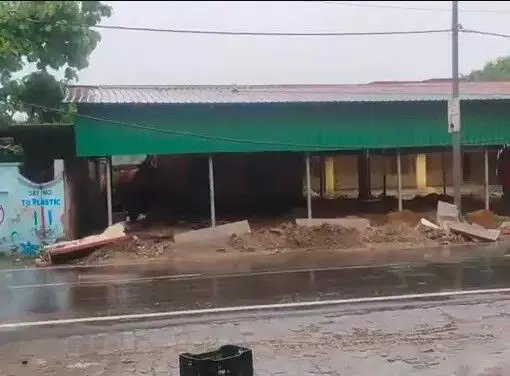 बारिश की मार से बेहाल नगर पंचायत के बारात घर की गिरी दीवार बारिश की मार से बेहाल नगर पंचायत के बारात घर की गिरी दीवार