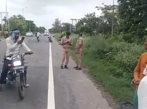 बाईक को टक्कर मार खाई में गिरी कार-मौके पर चीख पुकार- दंपत्ति समेत..