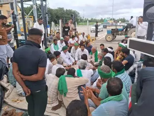 टोल प्लाजा पर भाकियू का कब्जा- गाड़ी चालकों की आ गई मौज टोल प्लाजा पर भाकियू का कब्जा- गाड़ी चालकों की आ गई मौज