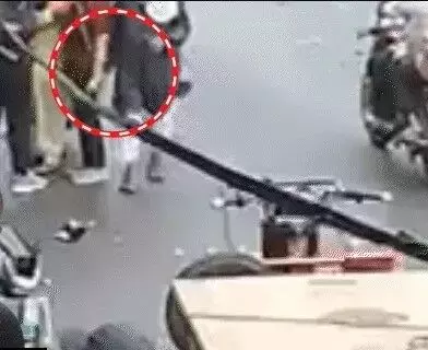 सड़क पर छेड़छाड़ का मिला इनाम- दौड़ा कर लड़की ने लगायें थप्पड़
