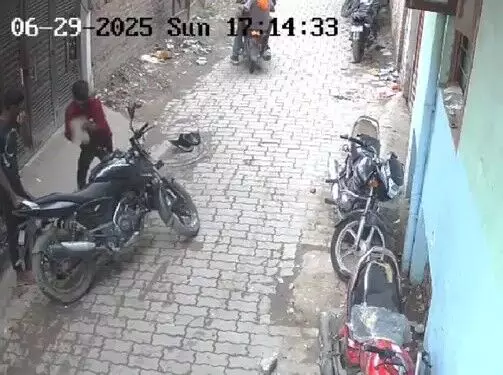 ई रिक्शा टच होने पर स्कूटी सवार को पीटा- किया पथराव- अब तलाश..... ई रिक्शा टच होने पर स्कूटी सवार को पीटा- किया पथराव- अब तलाश.....