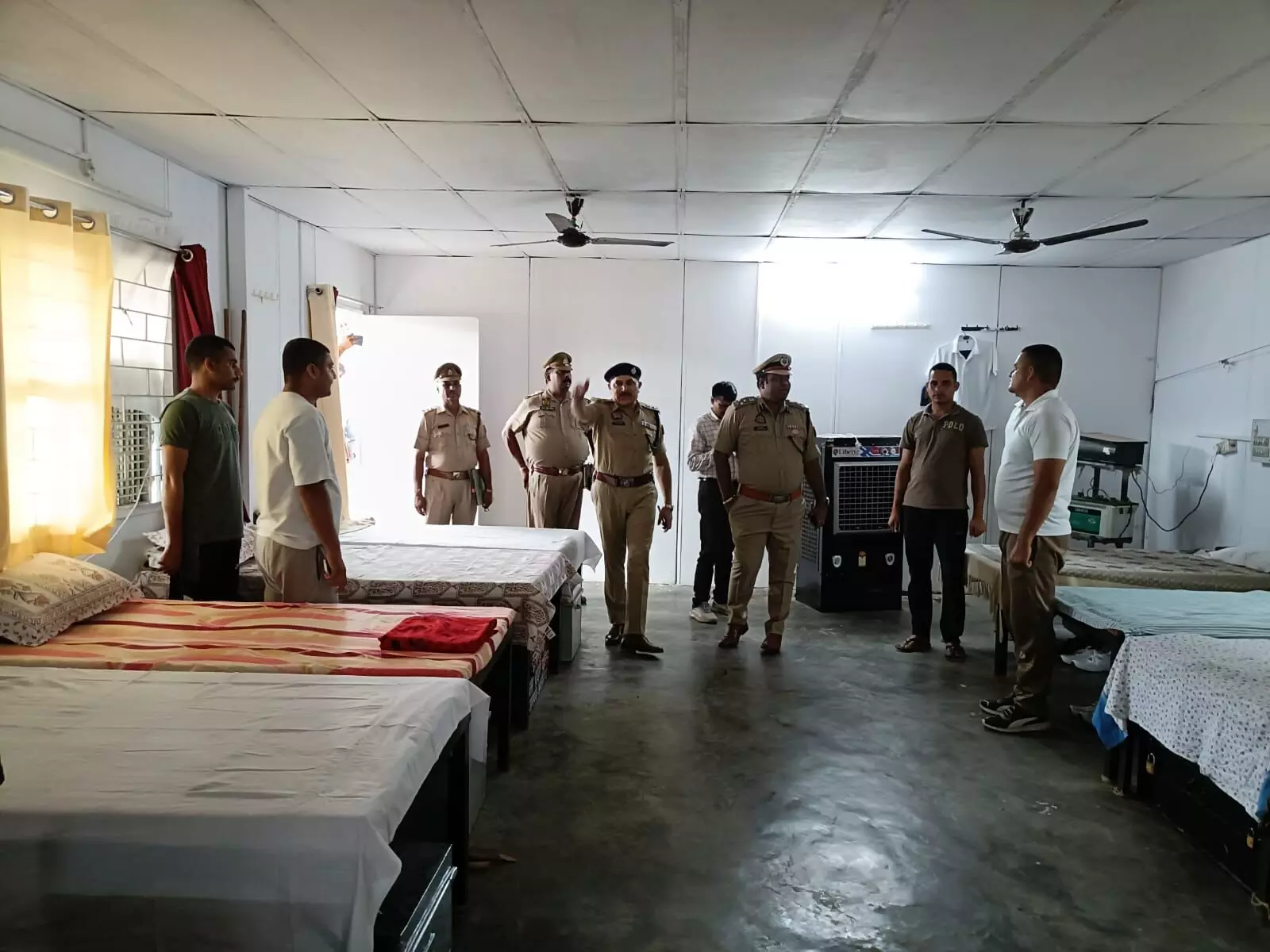 DIG और SP ने निरीक्षण कर चेक किए प्रशिक्षुओं के बैरिक व मैस DIG और SP ने निरीक्षण कर चेक किए प्रशिक्षुओं के बैरिक व मैस