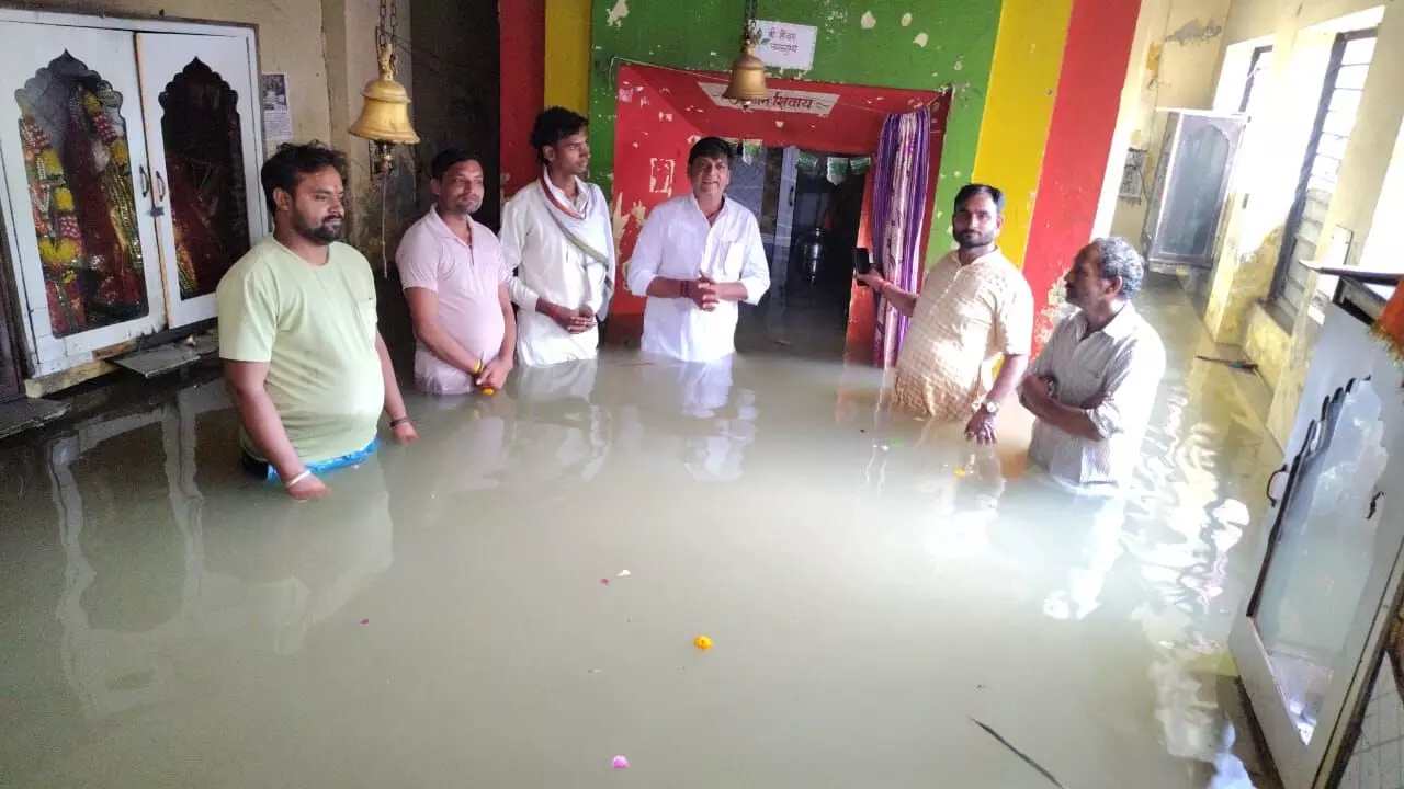 जलमग्न मंदिर में प्रमुख समाजसेवी मनीष चौधरी ने दिया पुजारी संग धरना