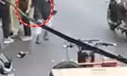 सड़क पर छेड़छाड़ का मिला इनाम- दौड़ा कर लड़की ने लगायें थप्पड़ सड़क पर छेड़छाड़ का मिला इनाम- दौड़ा कर लड़की ने लगायें थप्पड़