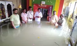 जलमग्न मंदिर में प्रमुख समाजसेवी मनीष चौधरी ने दिया पुजारी संग धरना जलमग्न मंदिर में प्रमुख समाजसेवी मनीष चौधरी ने दिया पुजारी संग धरना