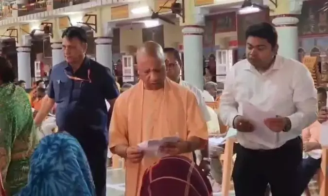 जनता दर्शन कार्यक्रम में पब्लिक की समस्याएं सुन अफसरों से बोले योगी.