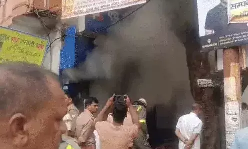 एचडीएफसी बैंक में लगी आग ने एटीएम को चपेट में लिया- धुएं और लपटें..