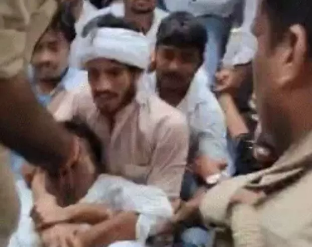 स्कूलों के मर्जर के विरोध में प्रदर्शन-कांग्रेसियों की पुलिस से झड़प