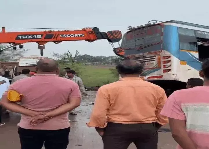 हाइवा से हुई टक्कर में उड़े बस के परखच्चे- महिला समेत चली गई...