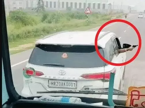खान साहब ने रोडवेज के आगे फॉर्च्यूनर लगा लहराई पिस्टल- सवारियों को.... खान साहब ने रोडवेज के आगे फॉर्च्यूनर लगा लहराई पिस्टल- सवारियों को....