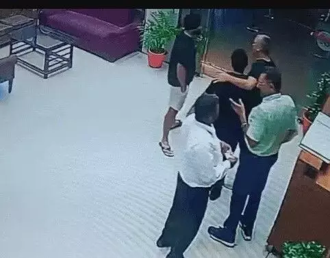 चप्पल एवं लोअर व टीशर्ट ने कराई XEN की फजीहत- मंत्री ने किया सस्पेंड