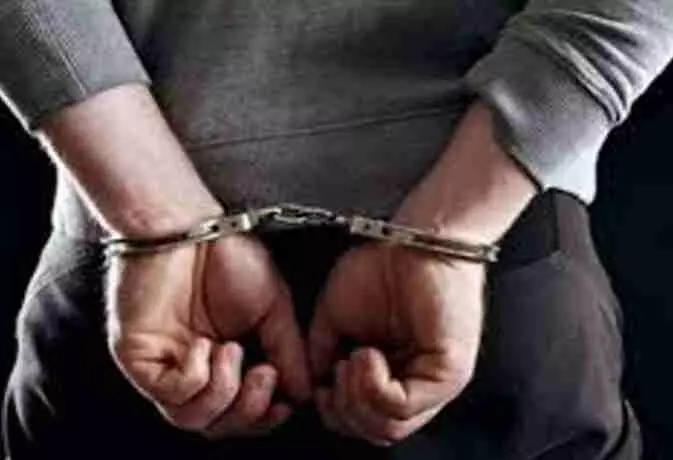 मां की हत्या करने वाला इनामी बदमाश पुलिस ने किया गिरफ्तार मां की हत्या करने वाला इनामी बदमाश पुलिस ने किया गिरफ्तार