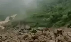 बादल फटने से पानी का सैलाब- चहुंओर मची तबाही- एक की मौत, कई लापता बादल फटने से पानी का सैलाब- चहुंओर मची तबाही- एक की मौत, कई लापता