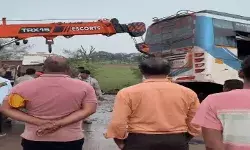 हाइवा से हुई टक्कर में उड़े बस के परखच्चे- महिला समेत चली गई... हाइवा से हुई टक्कर में उड़े बस के परखच्चे- महिला समेत चली गई...