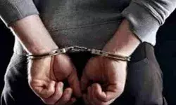 मां की हत्या करने वाला इनामी बदमाश पुलिस ने किया गिरफ्तार मां की हत्या करने वाला इनामी बदमाश पुलिस ने किया गिरफ्तार