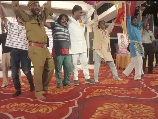 MLA के जूतों ने बूढ़ा बाबू मेले में खड़ा कराया विवाद- मंच पर चढ़ने..