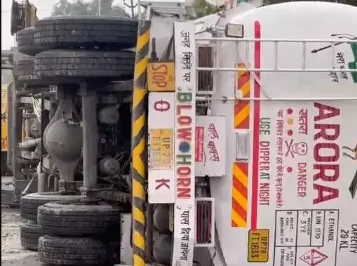 बाजार में पलटा पेट्रोल टैंकर- पुलिस ने इलाका कराया खाली-ट्रैफिक.....