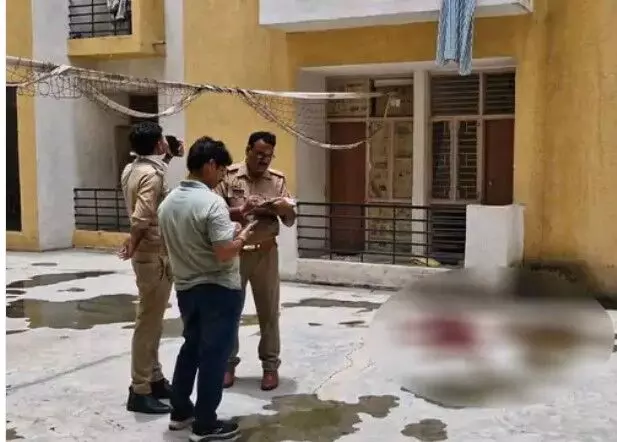 हॉस्टल के कमरे में दोस्त के साथ सोया एमबीबीएस छात्र बालकनी में... हॉस्टल के कमरे में दोस्त के साथ सोया एमबीबीएस छात्र बालकनी में...