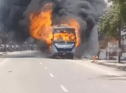 हाईवे पर आग का गोला बनी बस- धूं धूं करके जली चलती बस