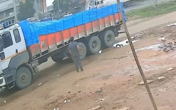 इंतजार में खड़े युवक ने चलते ही ट्रक के नीचे लगाई छलांग- तीन चार.... इंतजार में खड़े युवक ने चलते ही ट्रक के नीचे लगाई छलांग- तीन चार....